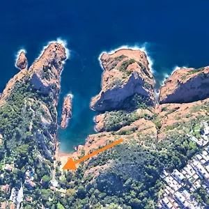 https://la-calanque-de-figuerolles.fr-provencehotel.com